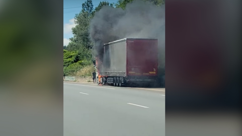 Un poids lourd en feu sur l A47 entre Lyon et Saint Étienne TL7