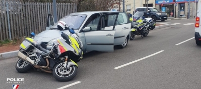 Sans permis, il tente d'échanger sa place pendant un contrôle et percute la moto de la police