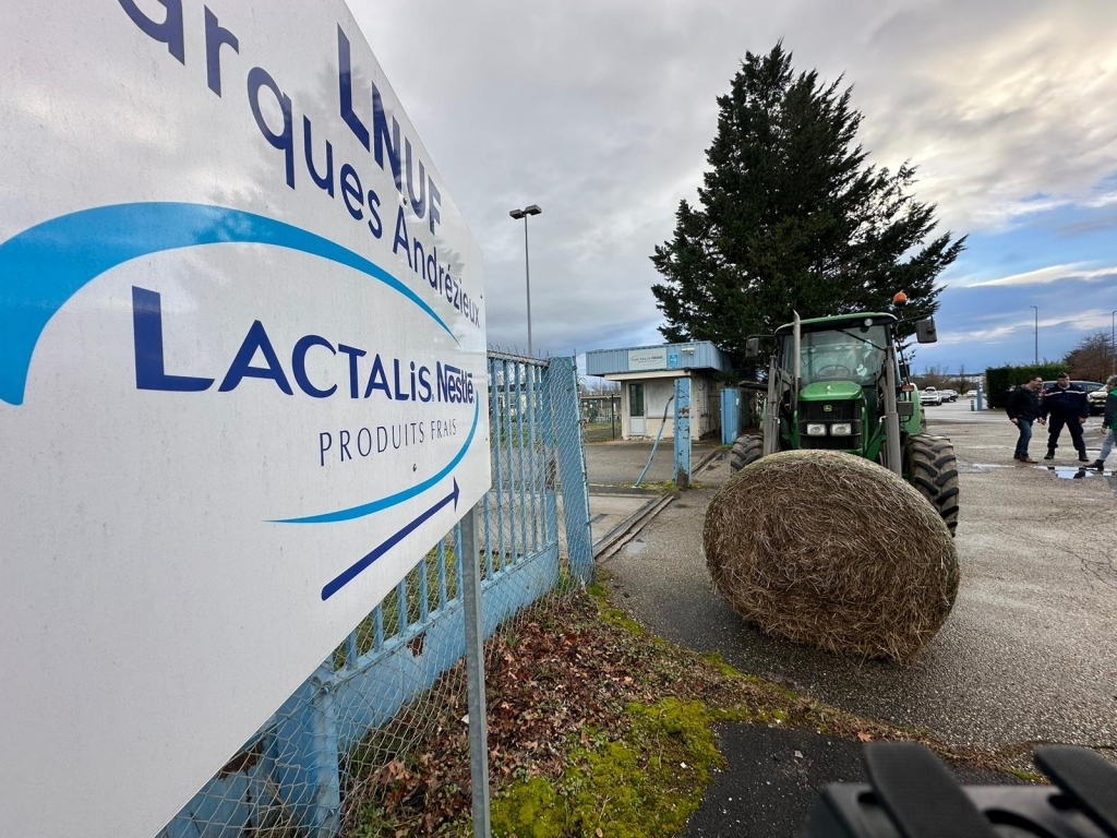 "On Marche Sur La Tête !", Les Agriculteurs Bloquent L'usine Lactalis ...